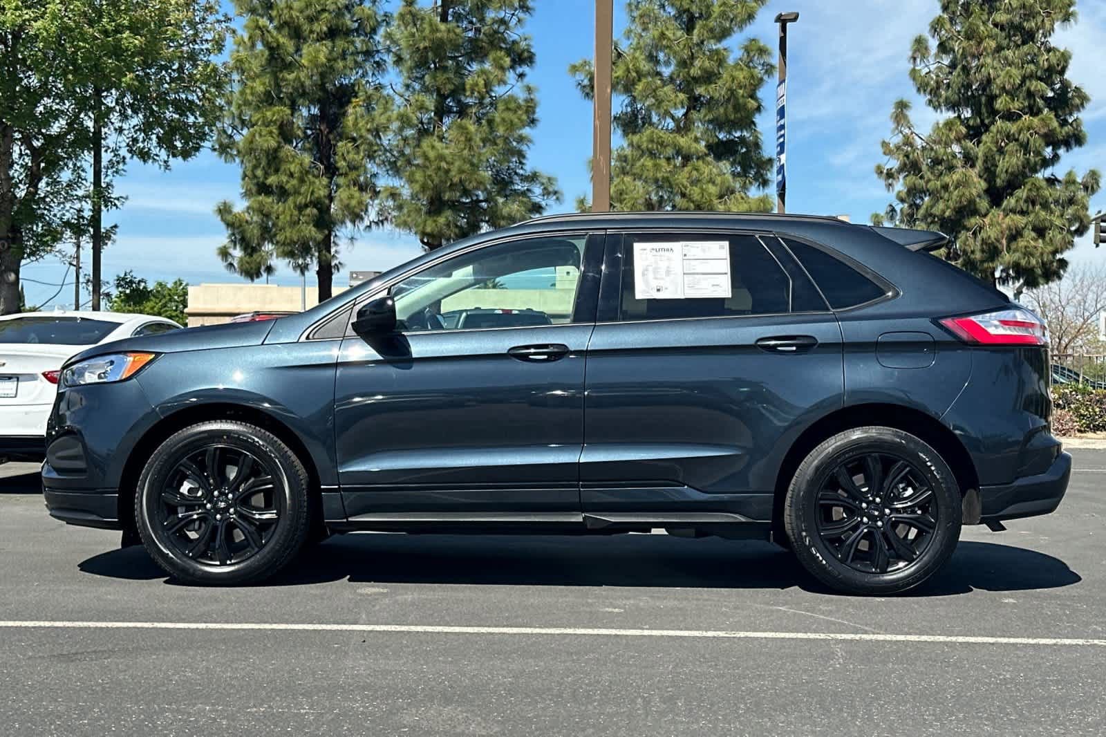 Certified 2023 Ford Edge SE w/ Black Appearance Package image 2