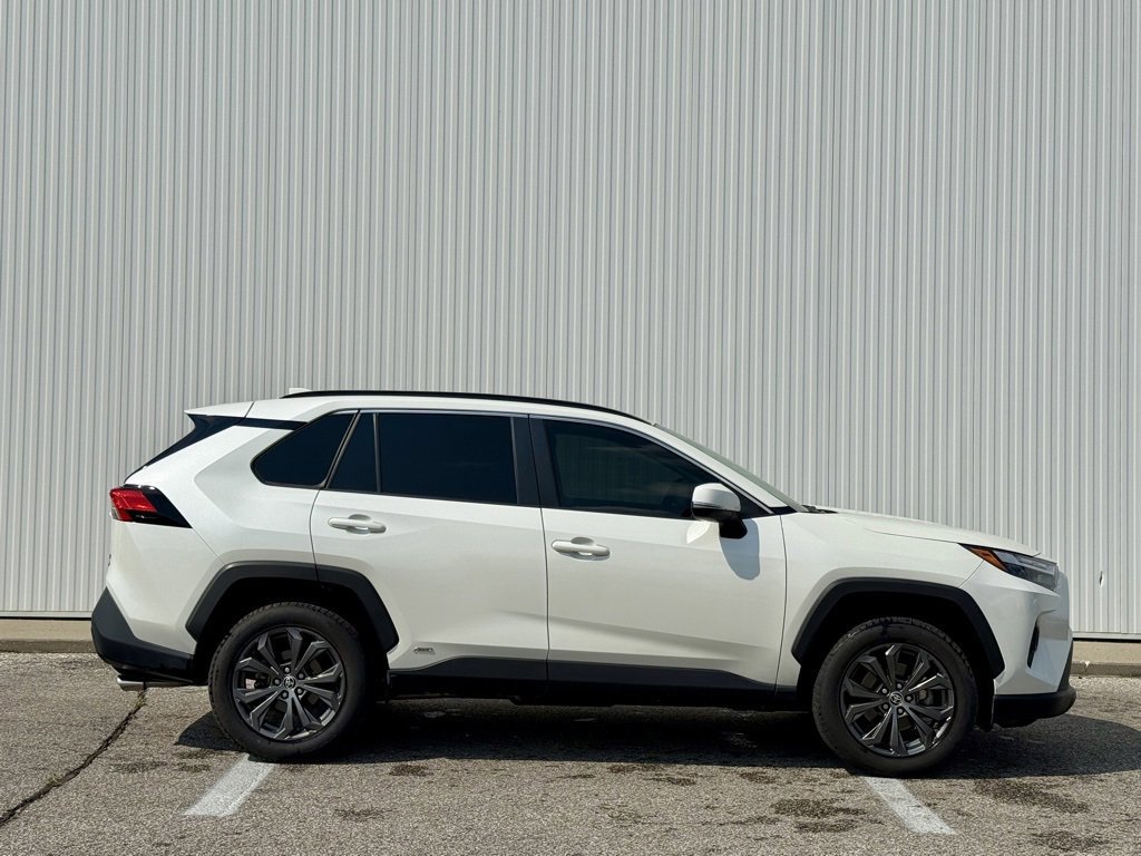 Used 2022 Toyota RAV4 XLE Premium image 2