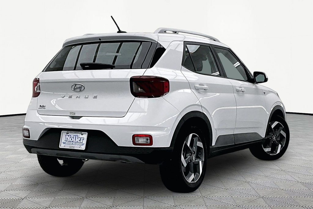 Used 2024 Hyundai Venue Limited FWD image 2