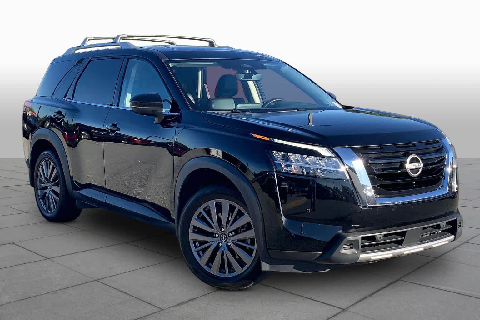 Used 2023 Nissan Pathfinder SL w/ SL Premium Package FWD image 3