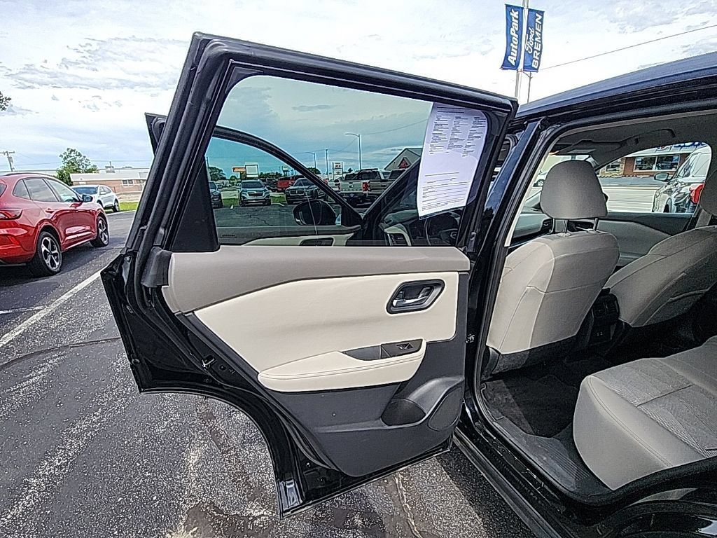 Used 2025 Nissan Rogue SV AWD/4WD image 19