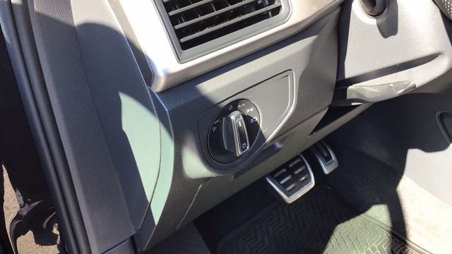 Used 2020 Volkswagen Atlas Cross Sport SE image 19