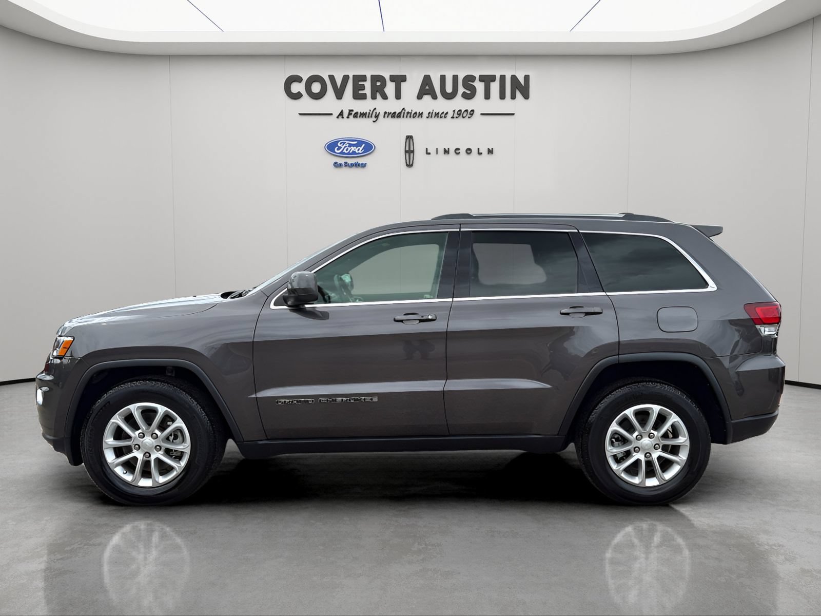 Used 2021 Jeep Grand Cherokee Laredo RWD image 2