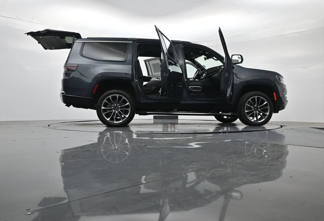 Used 2025 Jeep Wagoneer Series III w/ Premium Group I AWD/4WD image 57