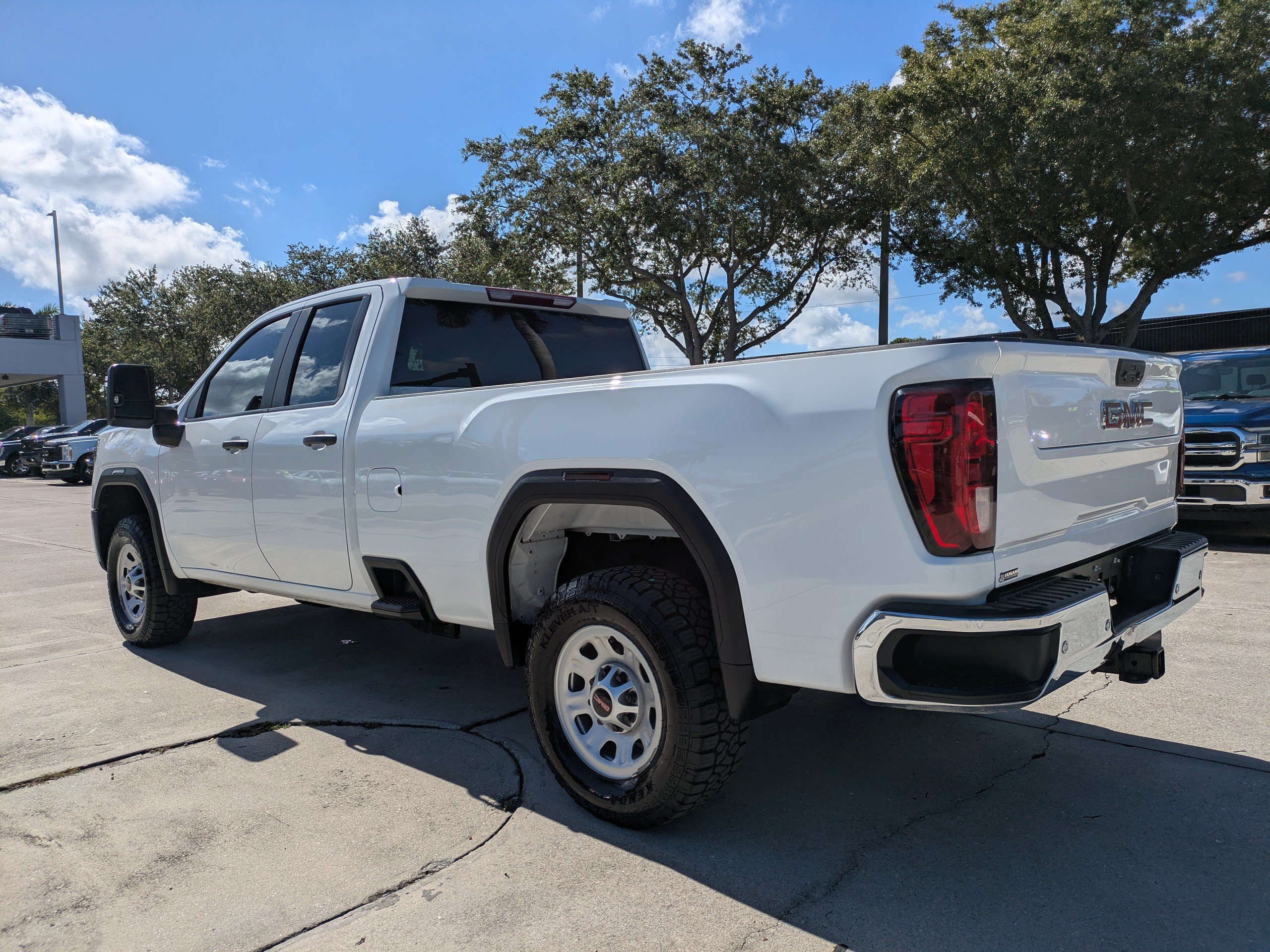 Used 2025 GMC Sierra 2500 Pro w/ 1SA Pro Safety Plus Package AWD/4WD image 13