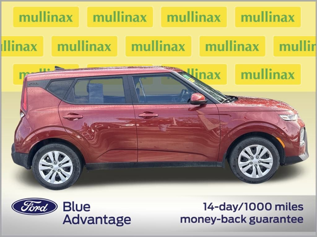Used 2022 Kia Soul LX image 2
