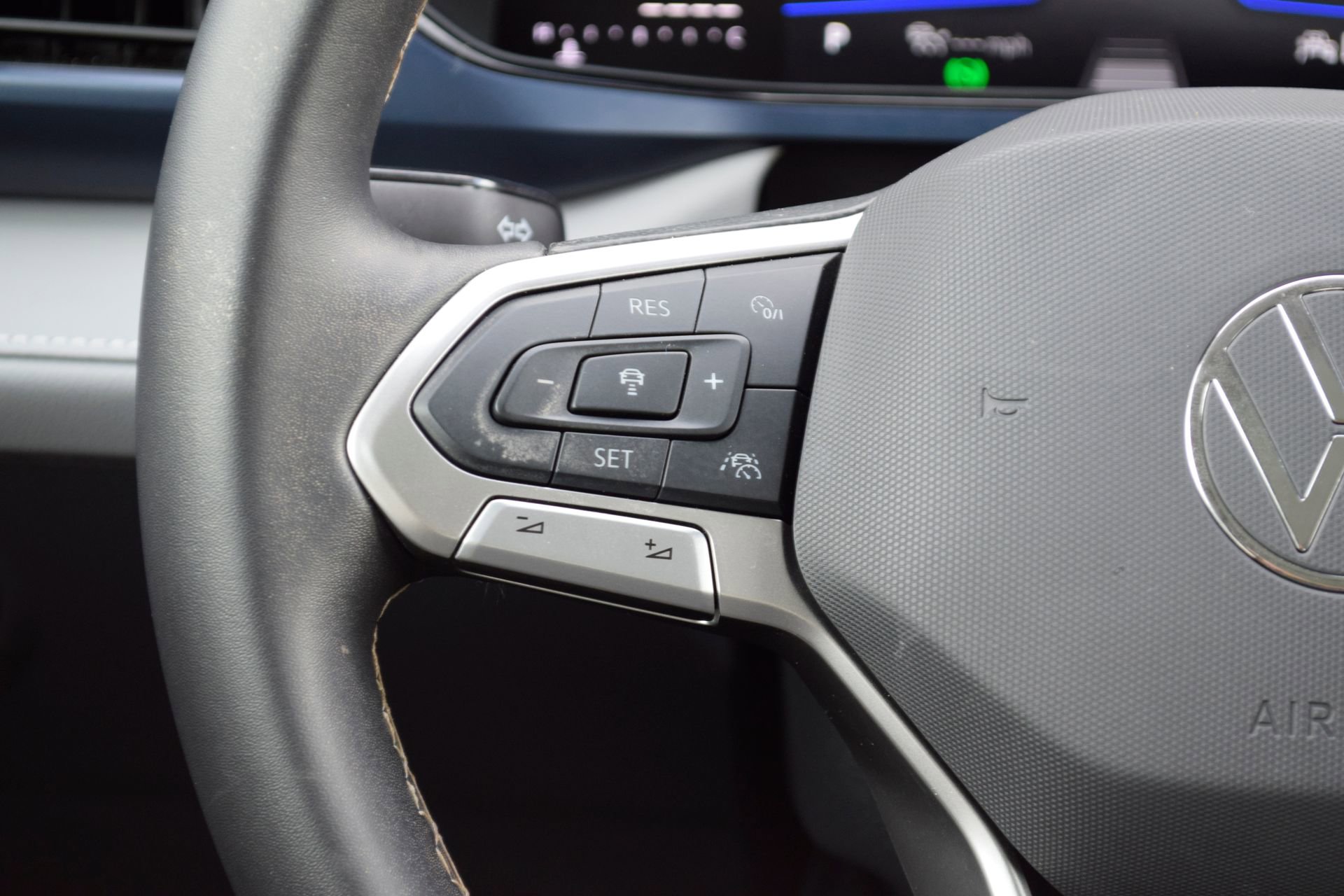 Used 2024 Volkswagen Taos SE w/ Panoramic Sunroof Package FWD image 9