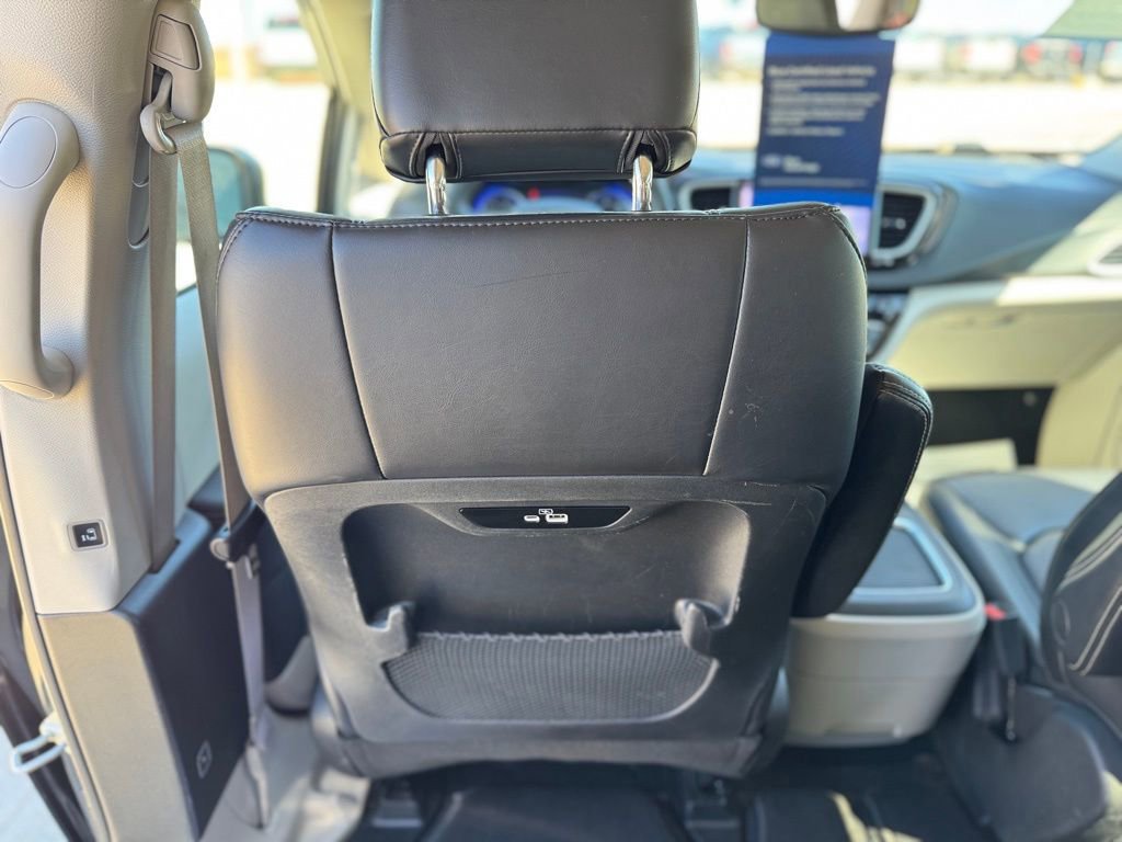 Used 2023 Chrysler Pacifica Touring-L image 36