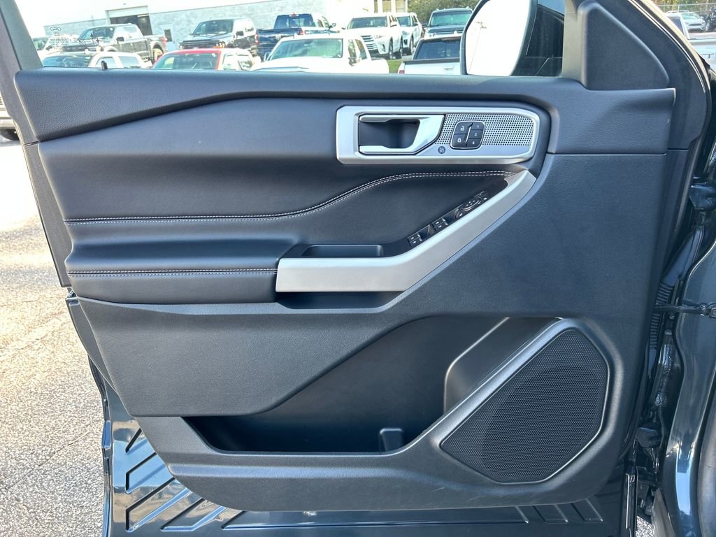 Certified 2022 Ford Explorer Limited w/ Equipment Group 301A image 9