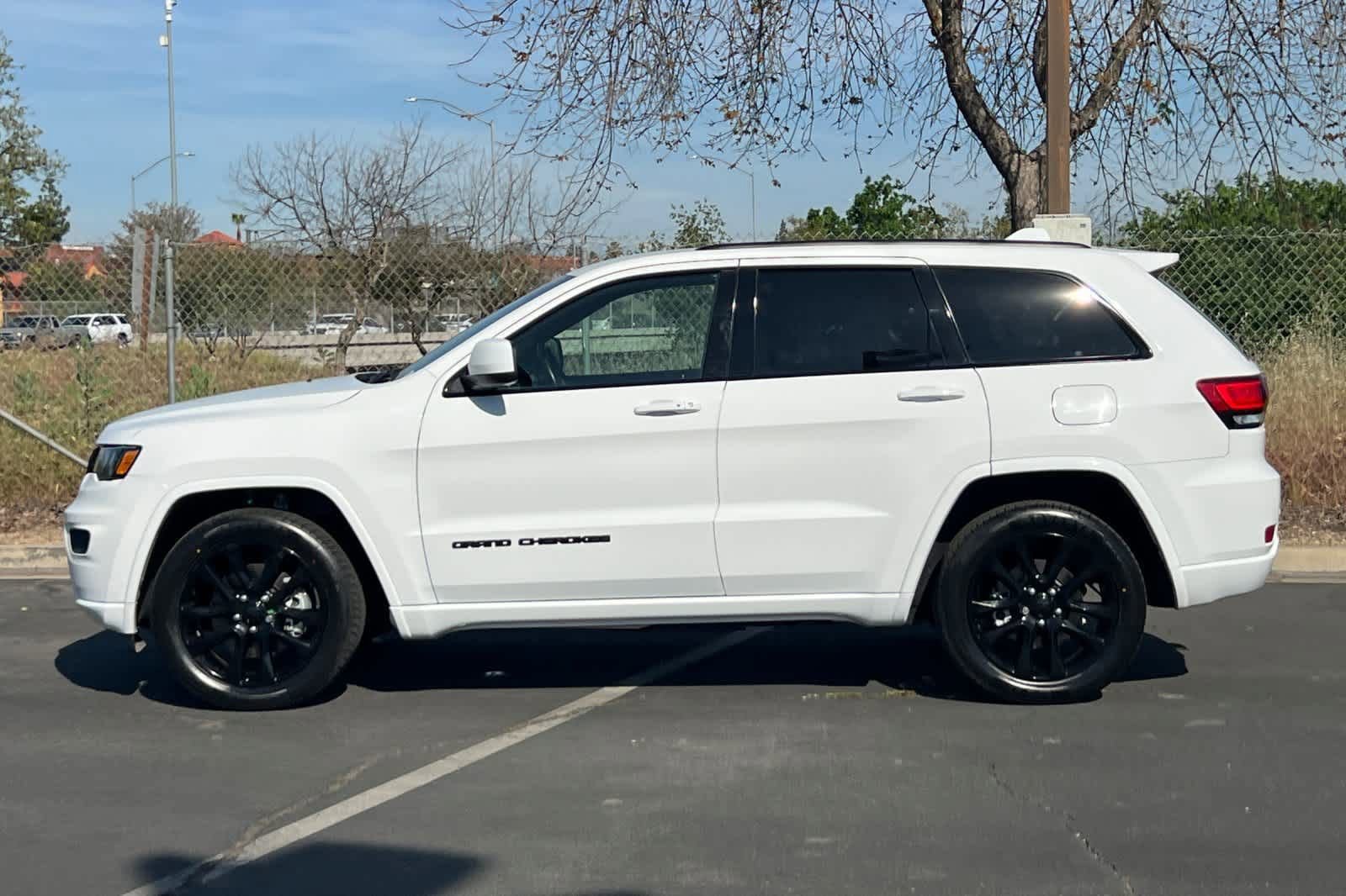 Used 2021 Jeep Grand Cherokee Laredo X image 2