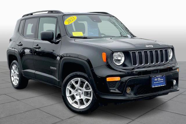 Used 2023 Jeep Renegade Latitude w/ Premium Group image 3