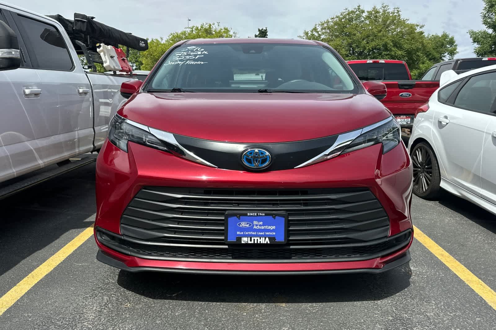 Used 2025 Toyota Sienna LE w/ LE Plus Package AWD/4WD image 2