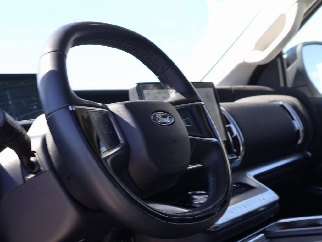 Certified 2025 Ford Expedition Platinum image 26