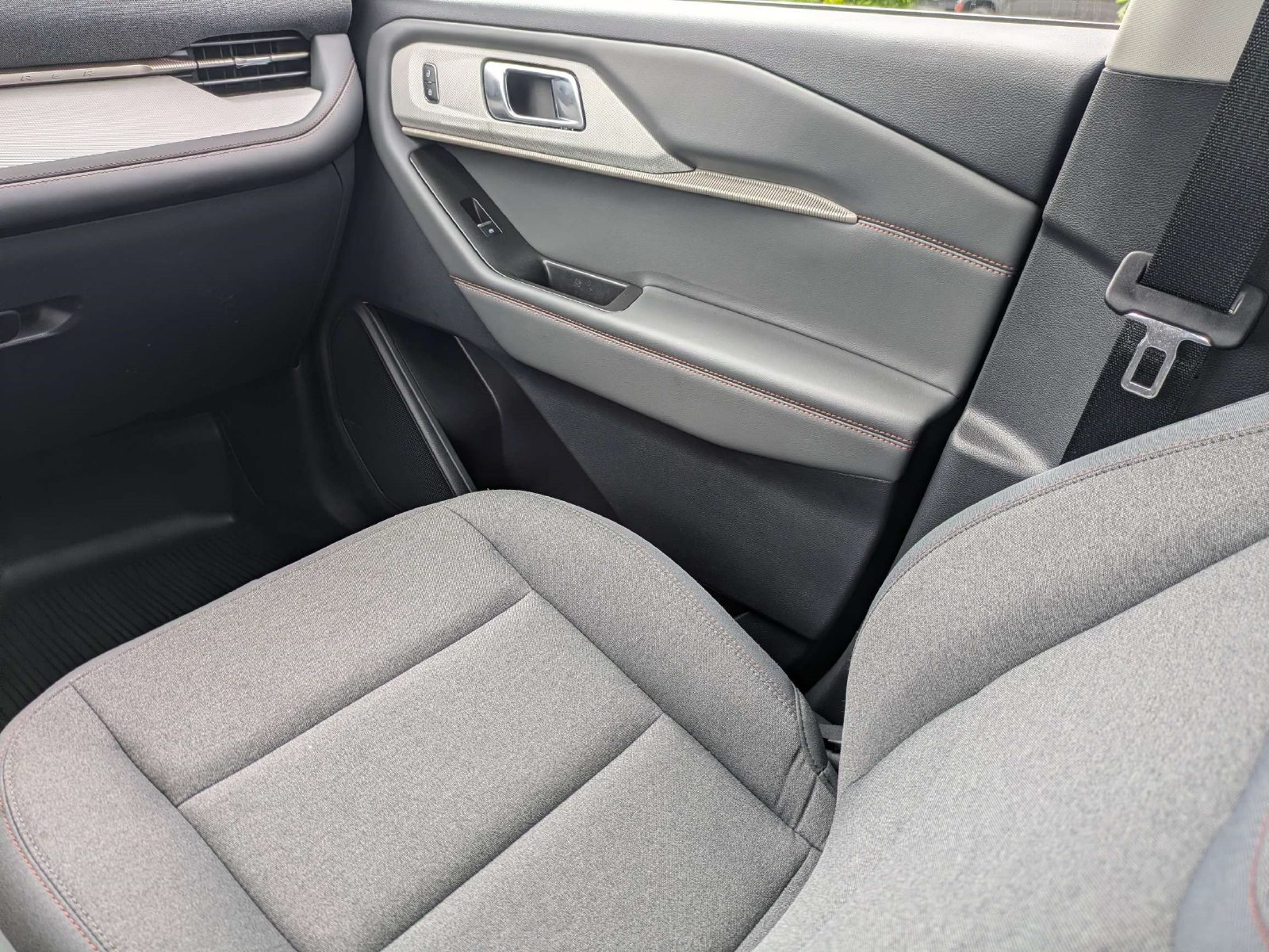 Certified 2026 Ford Explorer Active RWD image 18