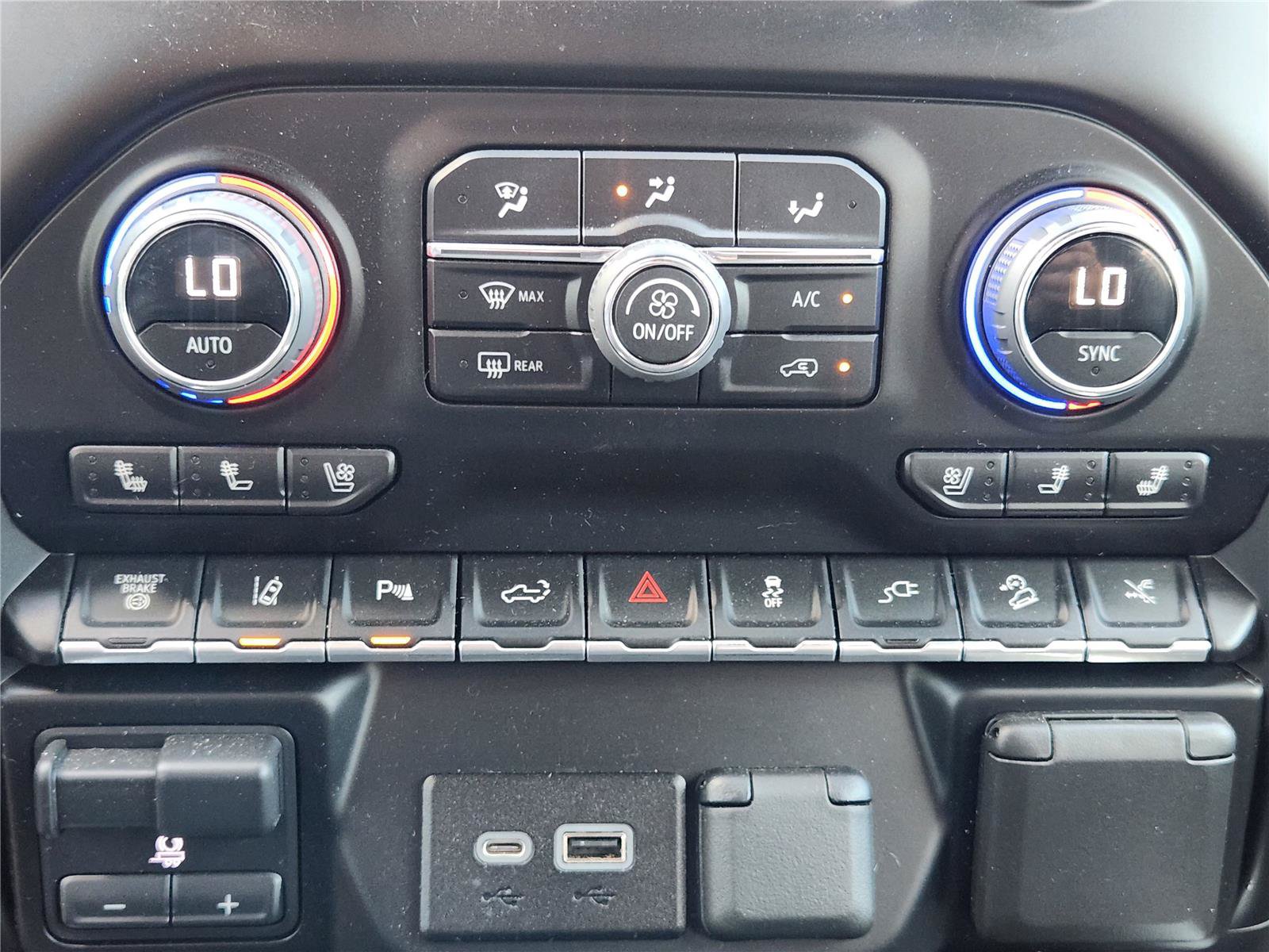 Used 2022 Chevrolet Silverado 2500 High Country w/ Technology Package AWD/4WD image 27
