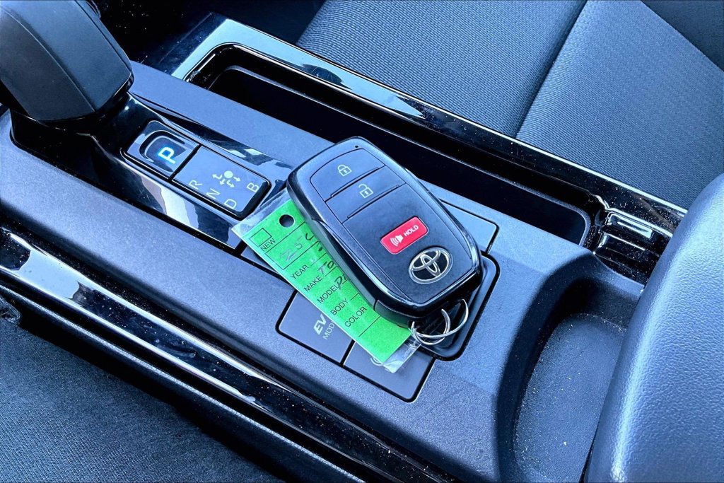 Used 2025 Toyota Prius LE FWD image 12