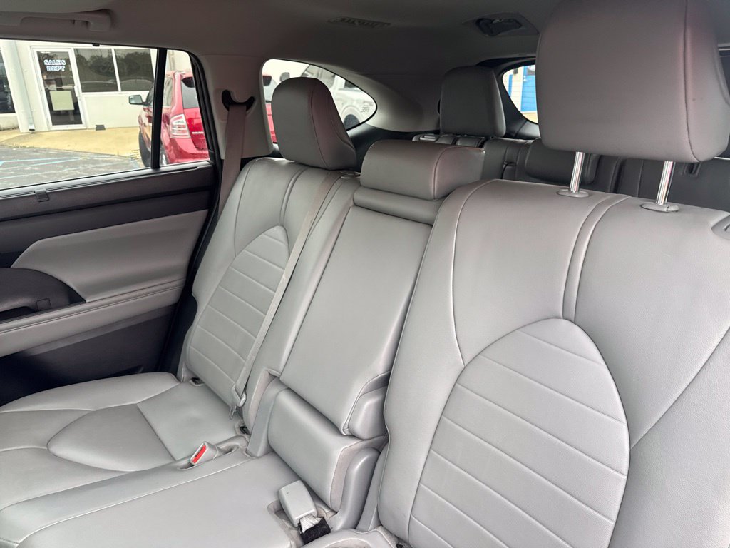 Used 2021 Toyota Highlander XLE AWD/4WD image 32