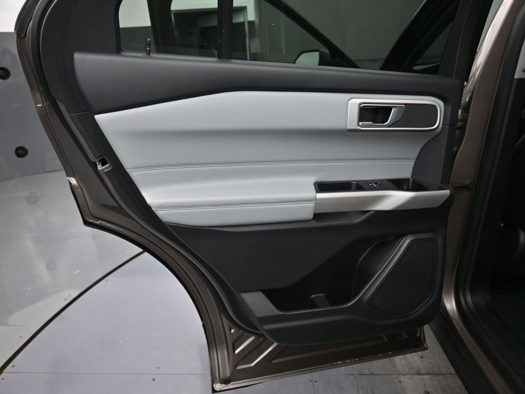 Certified 2021 Ford Explorer XLT w/ Equipment Group 202A image 3