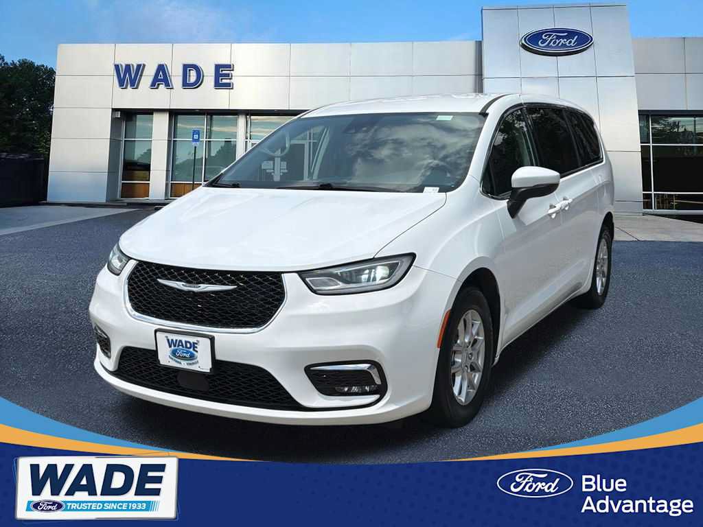 Used 2023 Chrysler Pacifica Touring-L FWD image 1