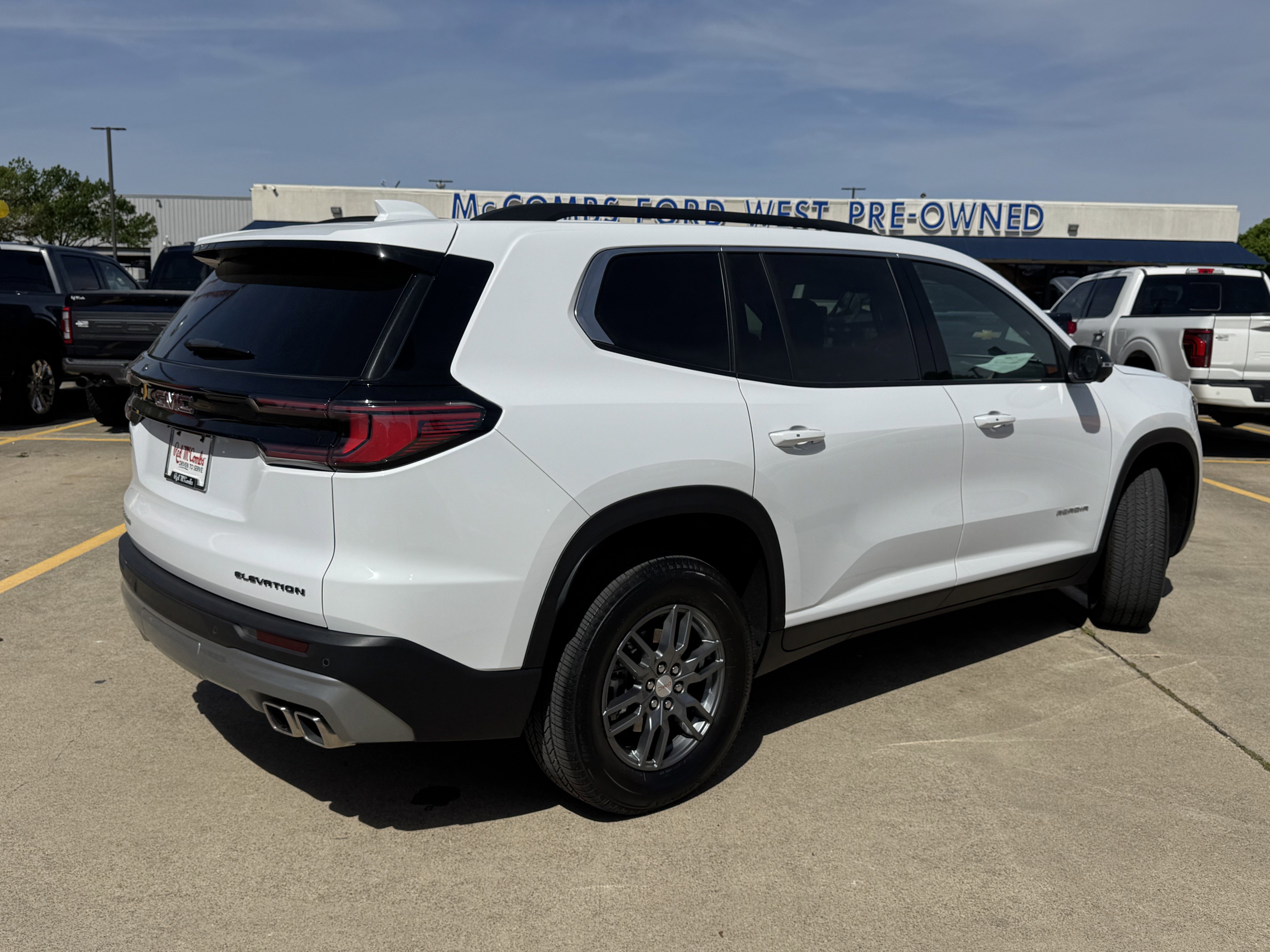 Used 2025 GMC Acadia Elevation image 4