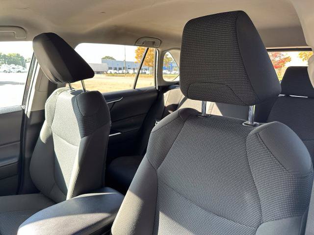 Used 2022 Toyota RAV4 LE AWD/4WD image 4