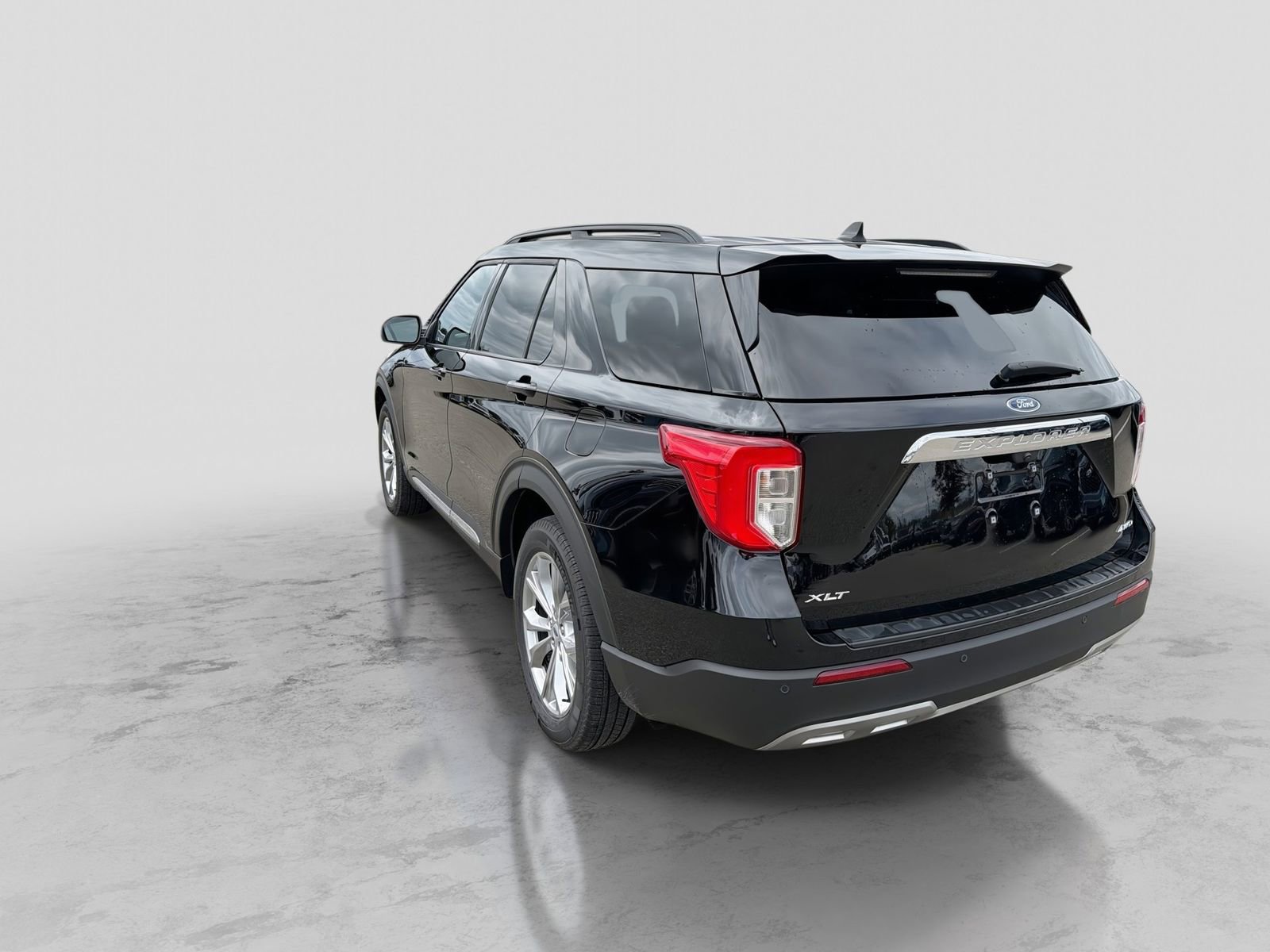 Certified 2024 Ford Explorer XLT w/ Equipment Group 202A AWD/4WD image 5