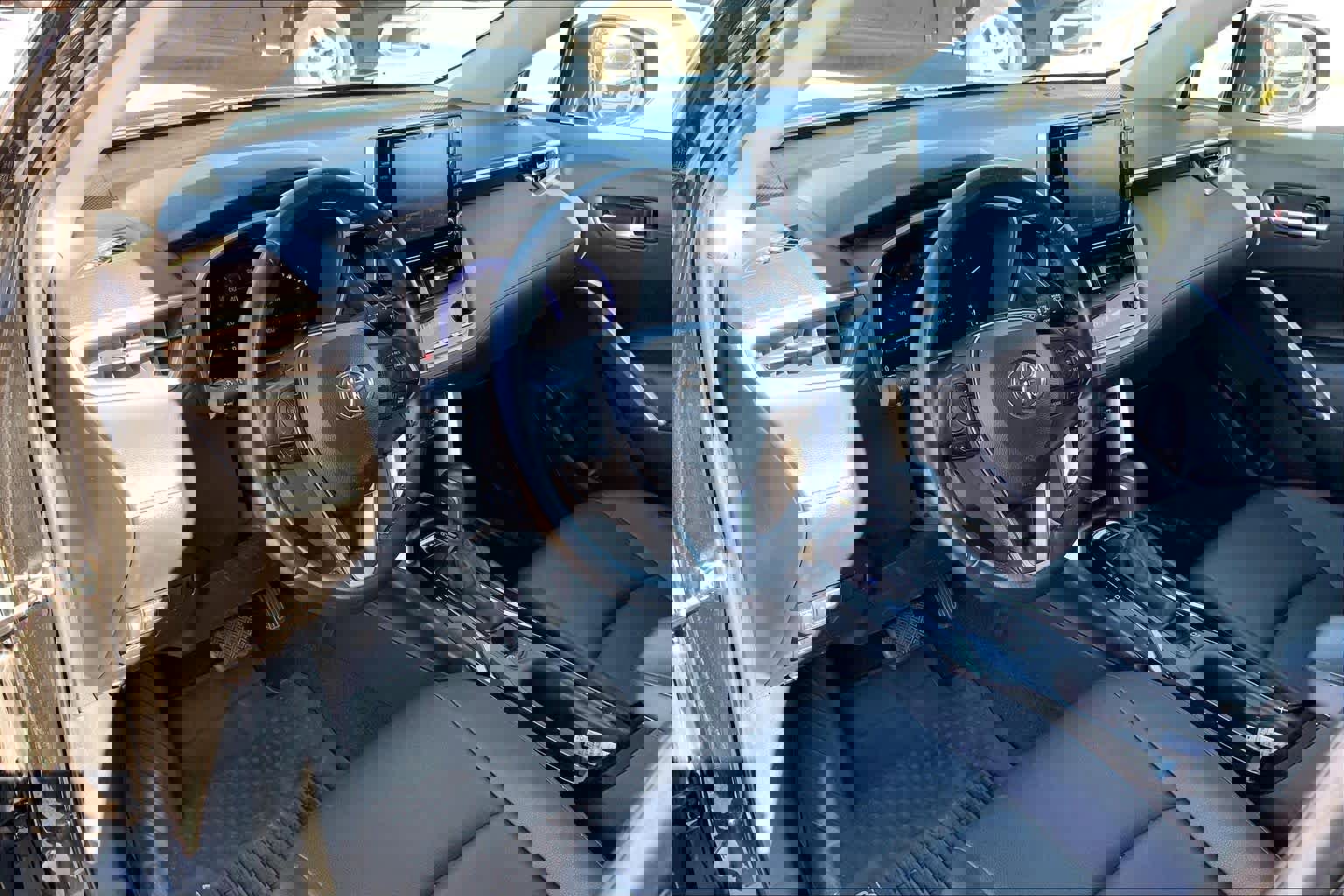 Used 2022 Toyota Corolla Cross XLE image 17