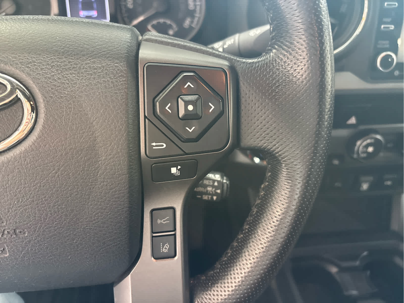 Used 2020 Toyota Tacoma TRD Off-Road w/ Technology Package AWD/4WD image 15