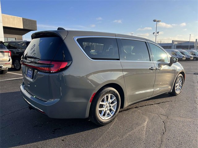 Used 2023 Chrysler Pacifica Touring-L image 5