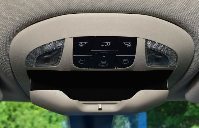 Used 2022 Chrysler Voyager LX FWD image 26