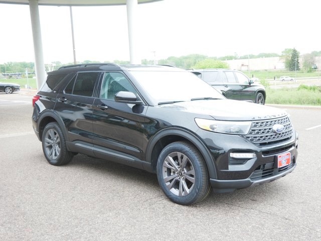 Certified 2023 Ford Explorer XLT w/ Equipment Group 202A AWD/4WD image 3