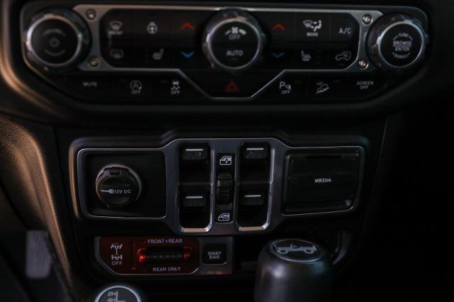Used 2018 Jeep Wrangler Unlimited Rubicon w/ Dual Top Group AWD/4WD image 34