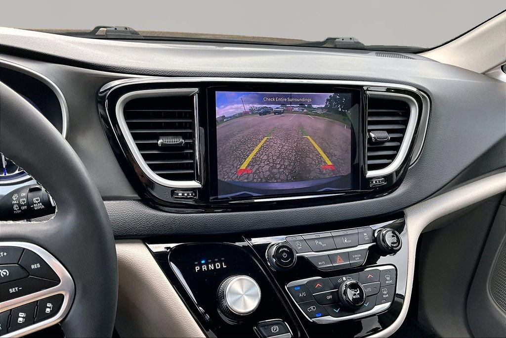 Used 2023 Chrysler Pacifica Touring-L FWD image 21