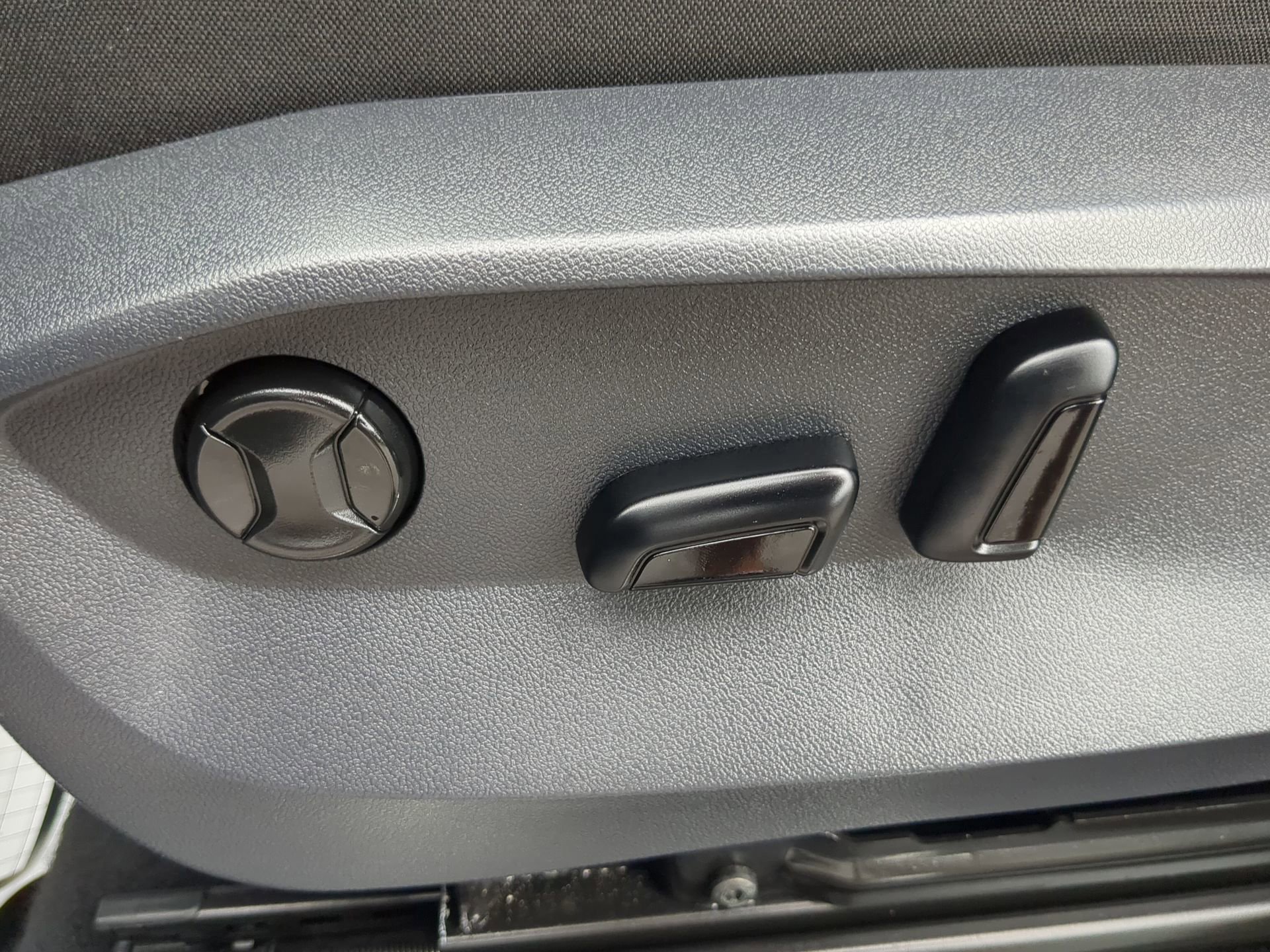 Used 2022 Volkswagen Tiguan SE R-Line image 43