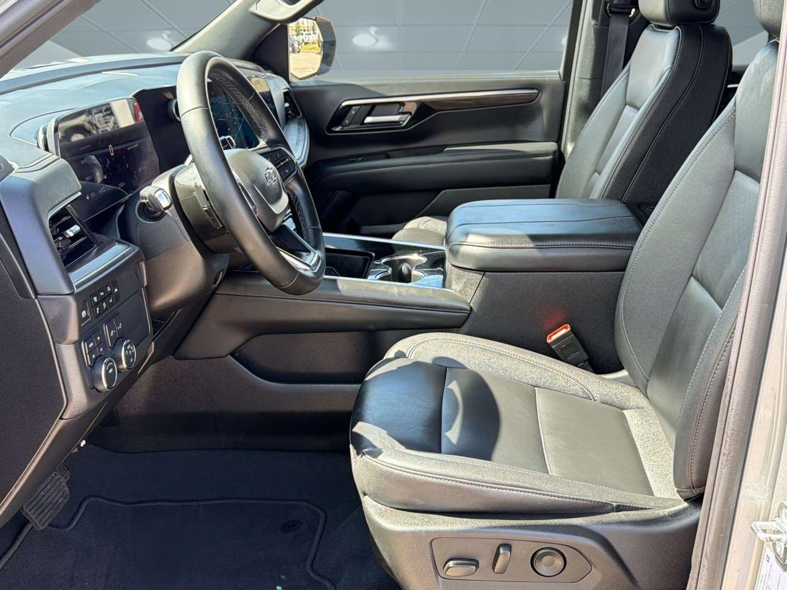 Used 2025 Chevrolet Suburban Z71 image 10