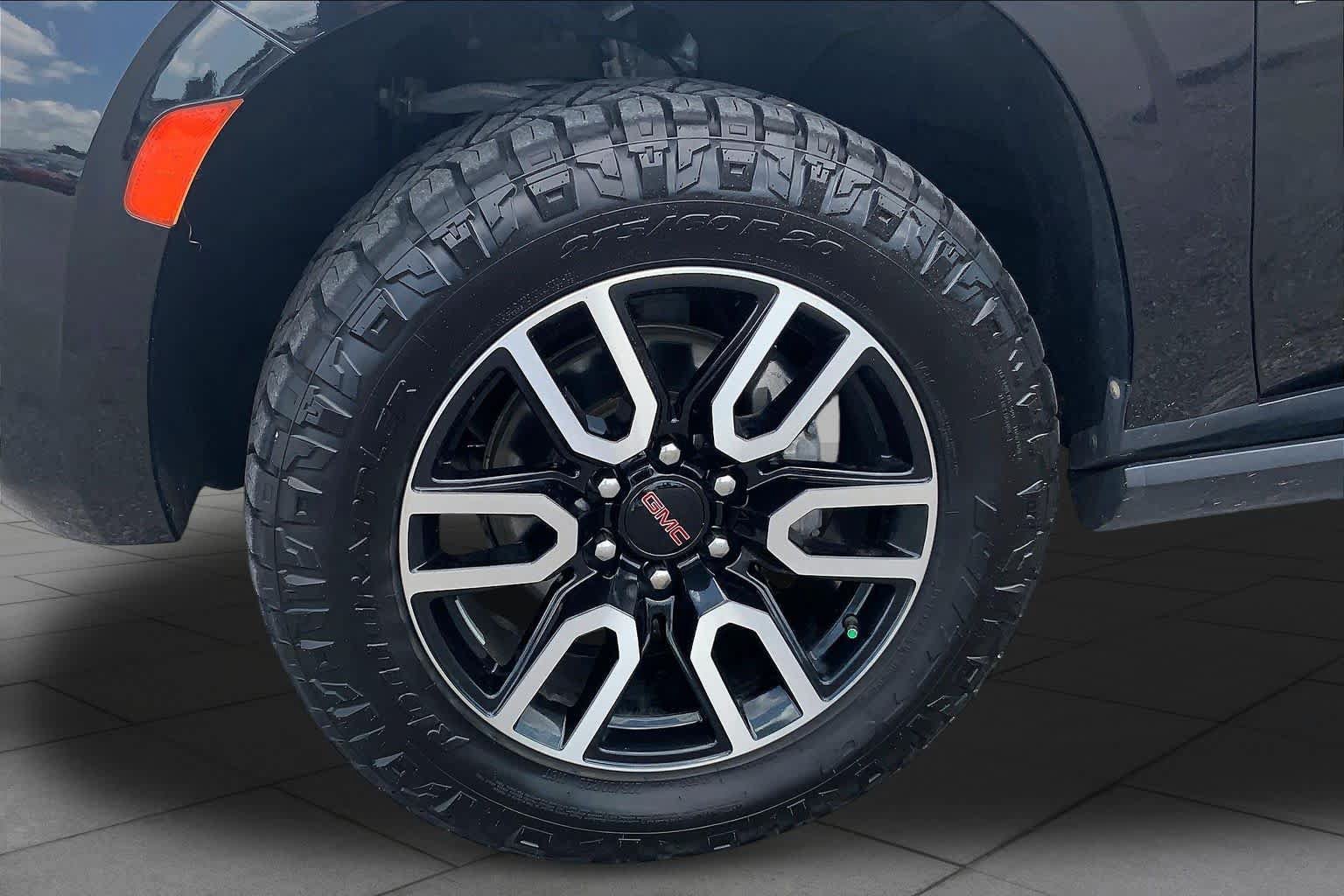 Used 2021 GMC Yukon XL AT4 w/ AT4 Premium Plus Package AWD/4WD image 10