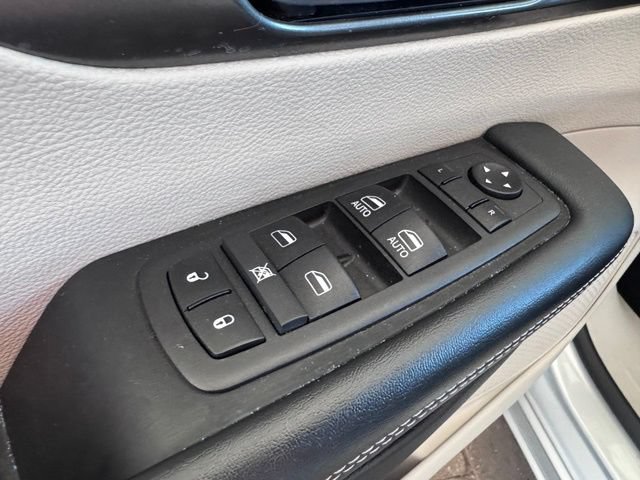 Used 2024 Chrysler Pacifica Touring-L FWD image 9