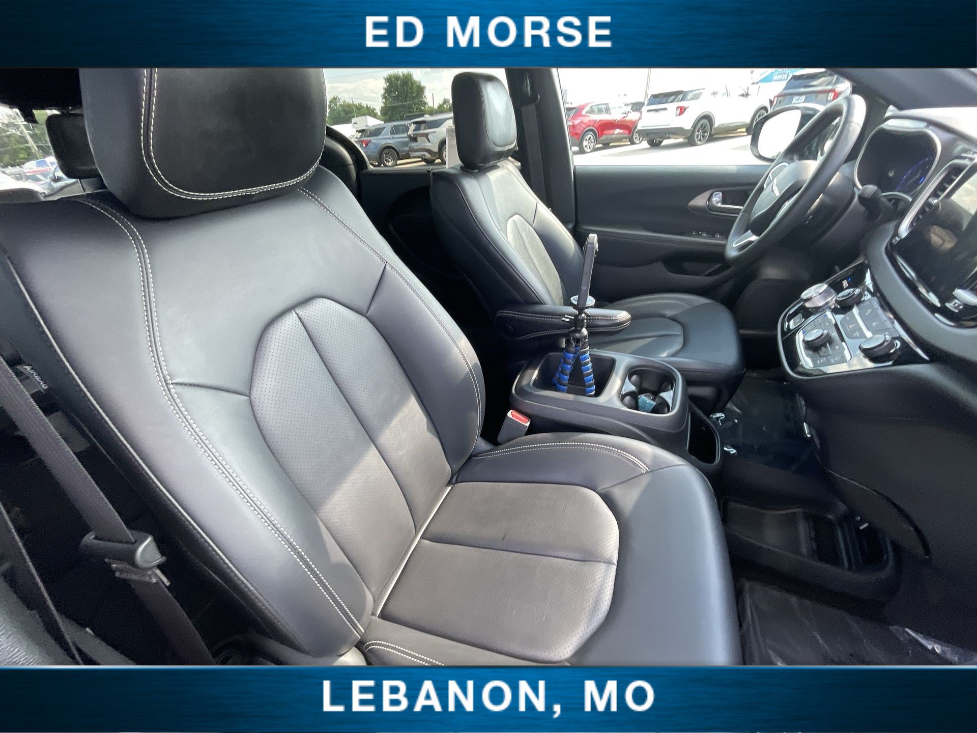 Used 2025 Chrysler Pacifica Select FWD image 25