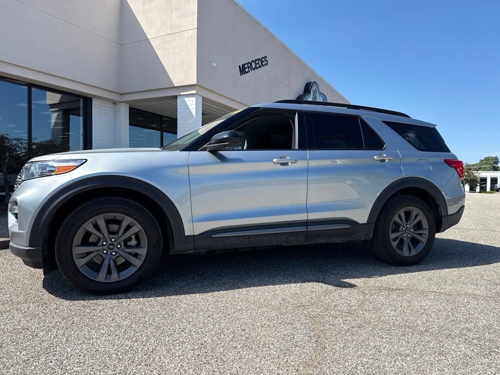 Certified 2023 Ford Explorer XLT w/ Equipment Group 202A RWD image 9