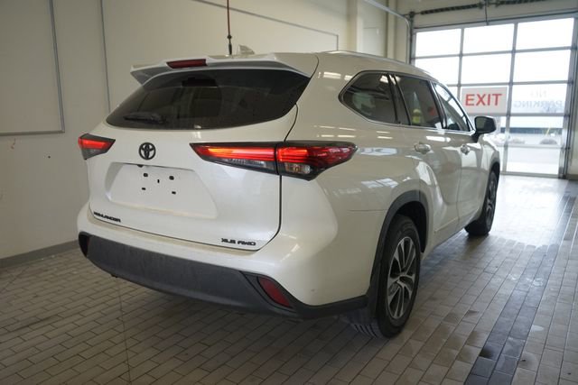 Used 2021 Toyota Highlander XLE AWD/4WD image 14
