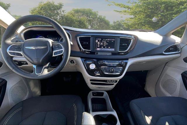 Used 2023 Chrysler Voyager LX image 15