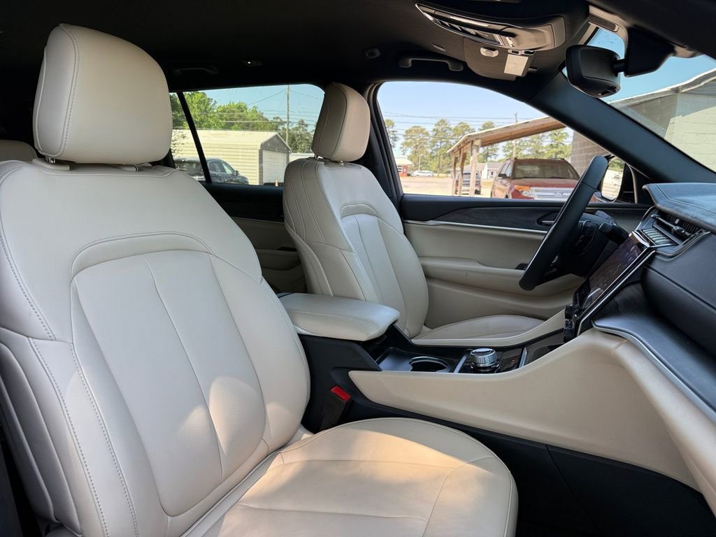 Used 2024 Jeep Grand Cherokee L Limited w/ Black Appearance Package RWD image 18