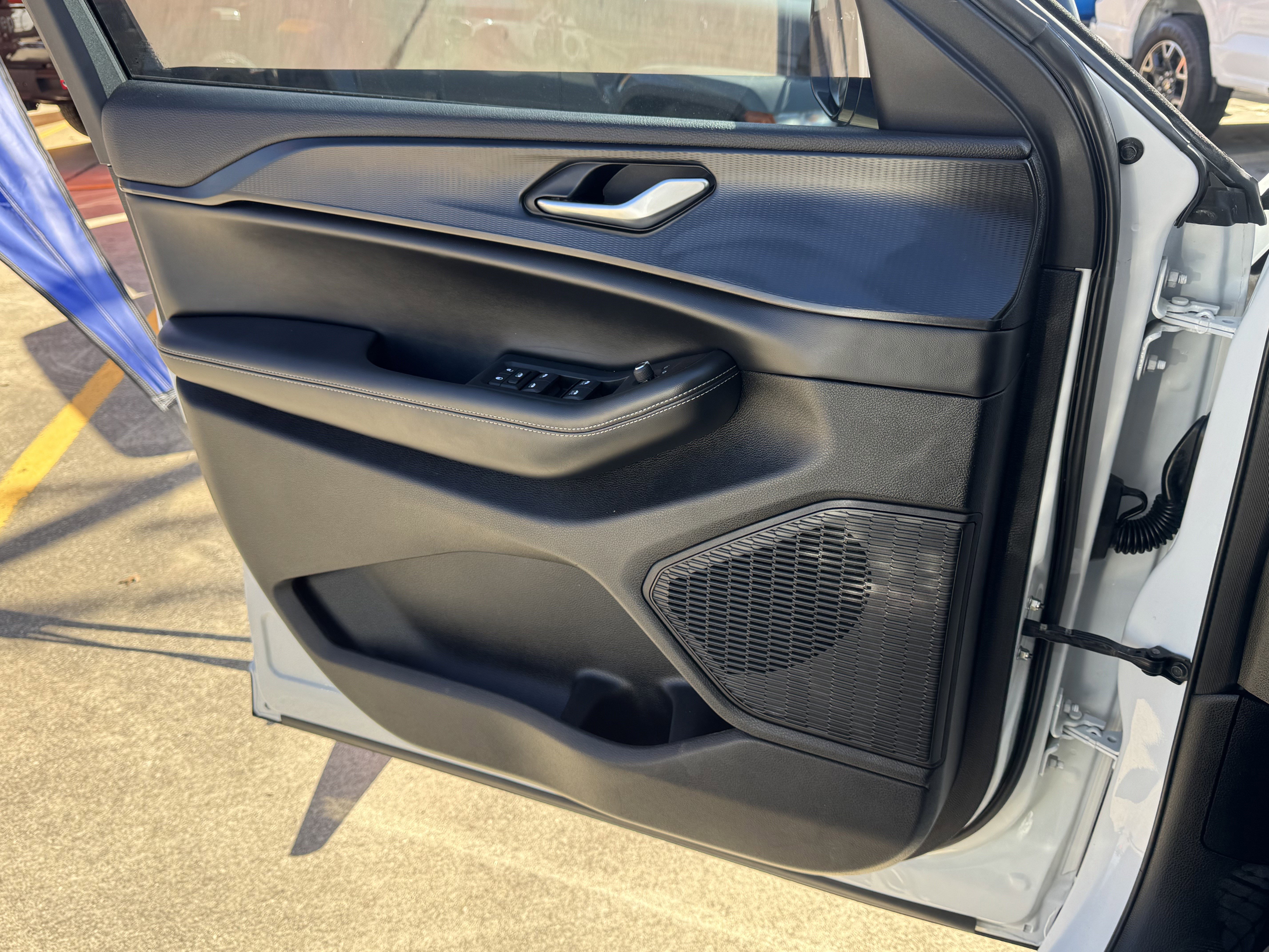 Used 2025 Jeep Grand Cherokee L Laredo image 25