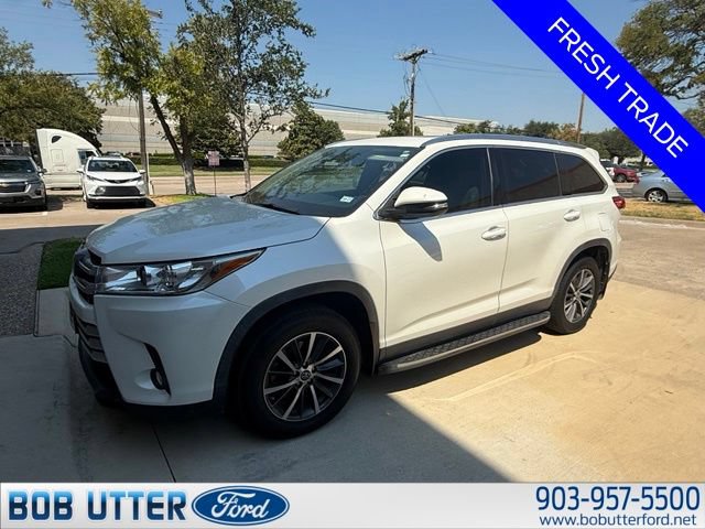 Used 2019 Toyota Highlander XLE FWD image 2