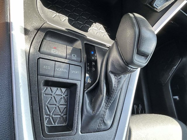 Used 2025 Toyota RAV4 XLE FWD image 16
