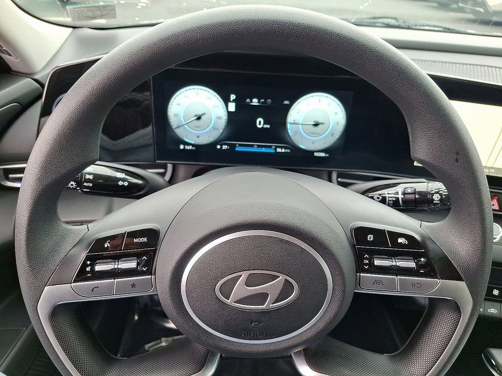 Used 2024 Hyundai Elantra SEL image 21