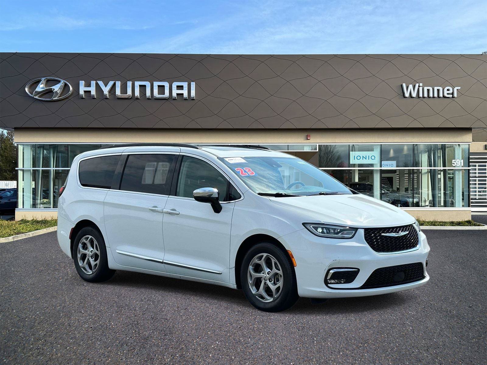 Used 2023 Chrysler Pacifica Limited FWD image 5