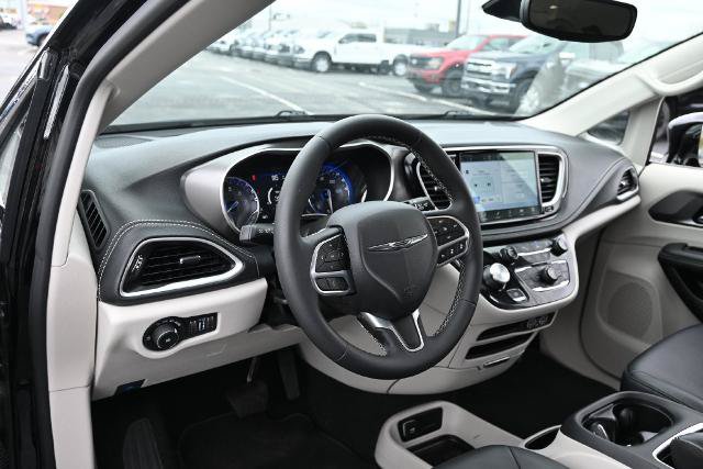 Used 2024 Chrysler Pacifica Touring-L AWD/4WD image 18