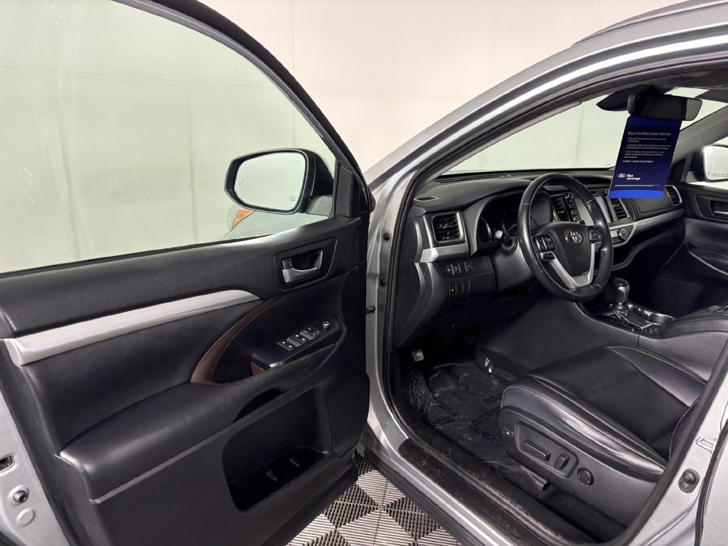 Used 2019 Toyota Highlander XLE FWD image 11