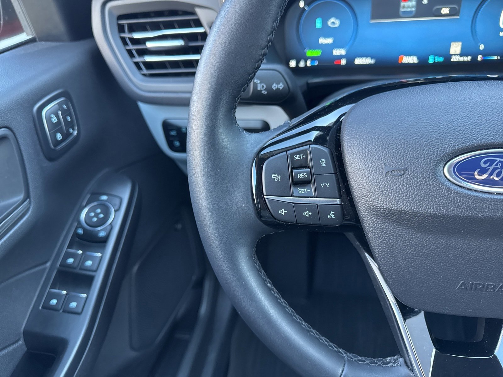 Certified 2025 Ford Escape SE w/ PHEV Premium Package image 34